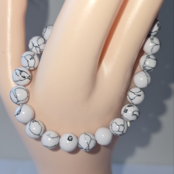 🐰 SALE🐰 8mm Howlite Bracelet - Picture 1 of 8